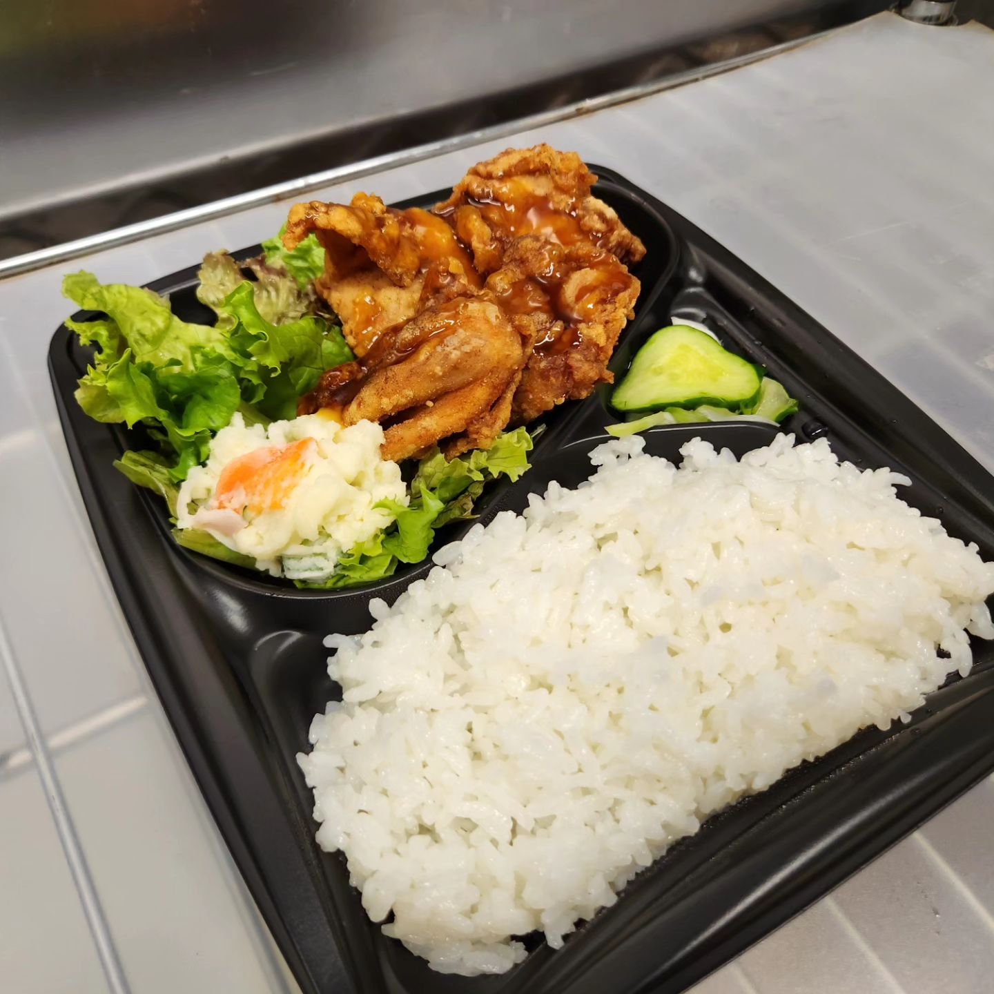 11/1(水)本日のお弁当

甘酢あんから揚げ弁当　580円
白菜のピリ辛炒め弁当　580円
豚バラのスタミナ炒め弁当　600円
半熟玉子入り牛丼　600円
カツ丼　580円

※お電話にてお取り置き可能です!!
※価格はすべて税込み価格です。
※価格は仕入れによって変動します。